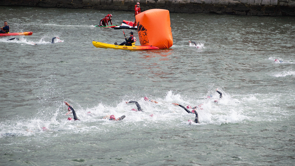 Natación en el rio Nervión. Fotografía profesional deportiva.